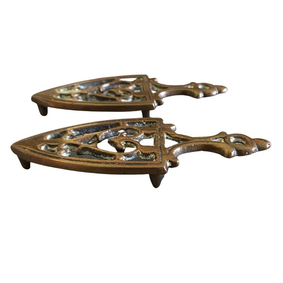 2 Antique footed Brass Trivet Old World Style Solid Swirl Scroll Set Pair 4.5” - Picture 4 of 6